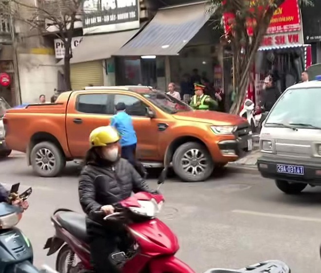 Tài xế xe bán tải chạy trốn cảnh sát, tông nhiều người trên đường phố Hà Nội: Dương tính với ma túy - Ảnh 2.