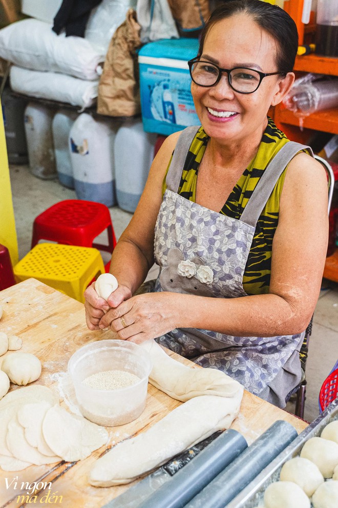 Tiệm bánh bao, bánh tiêu chiên bằng dầu dừa thơm phức ngày bán gần 3.000 cái, con gái nối nghiệp sáng tạo thêm nhiều món... bắt trend - Ảnh 4.