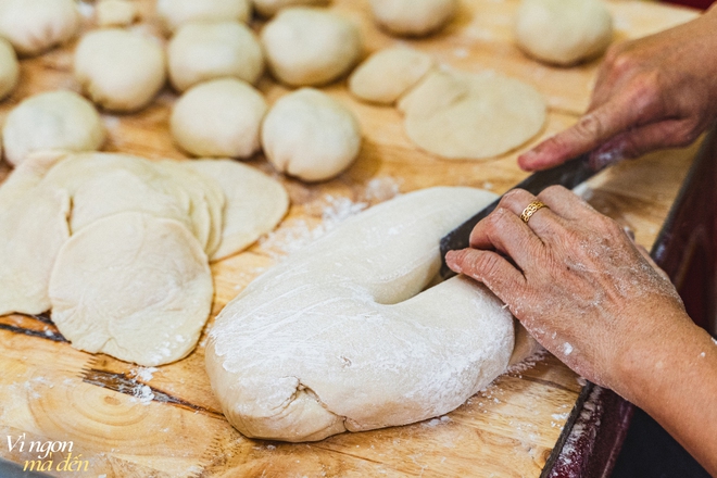 Tiệm bánh bao, bánh tiêu chiên bằng dầu dừa thơm phức ngày bán gần 3.000 cái, con gái nối nghiệp sáng tạo thêm nhiều món... "bắt trend" - Ảnh 3.