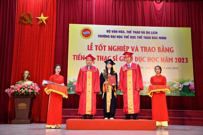 Dương Thúy Vi nhận bằng thạc sỹ - Ảnh 1.