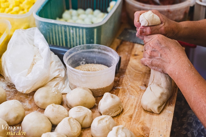 Tiệm bánh bao, bánh tiêu chiên bằng dầu dừa thơm phức ngày bán gần 3.000 cái, con gái nối nghiệp sáng tạo thêm nhiều món... "bắt trend" - Ảnh 3.