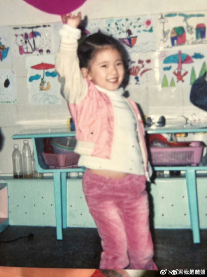Netizen đào lại loạt ảnh thời đi học của Triệu Lộ Tư: Hóa ra ngoan - xinh - yêu từ bé, đã thế còn giỏi kinh doanh - Ảnh 6.
