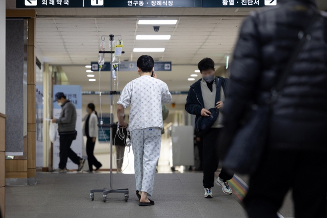 Tình cảnh sau 25 ngày khủng hoảng y tế tại Hàn Quốc: Nhiều bệnh nhân chấp nhận án tử, người thân bất lực trước hiện thực đau lòng - Ảnh 3.