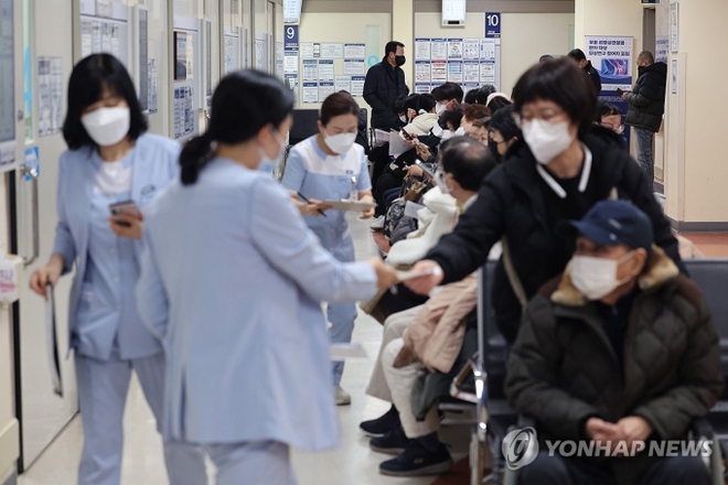 Tình cảnh sau 25 ngày khủng hoảng y tế tại Hàn Quốc: Nhiều bệnh nhân chấp nhận án tử, người thân bất lực trước hiện thực đau lòng - Ảnh 2.