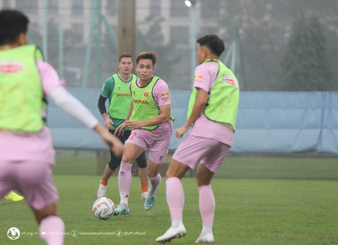 Cầu thủ đẹp trai nhất nhì đội tuyển Việt Nam xuất hiện với chiếc môi băng kín khiến fan thương xót - Ảnh 1.