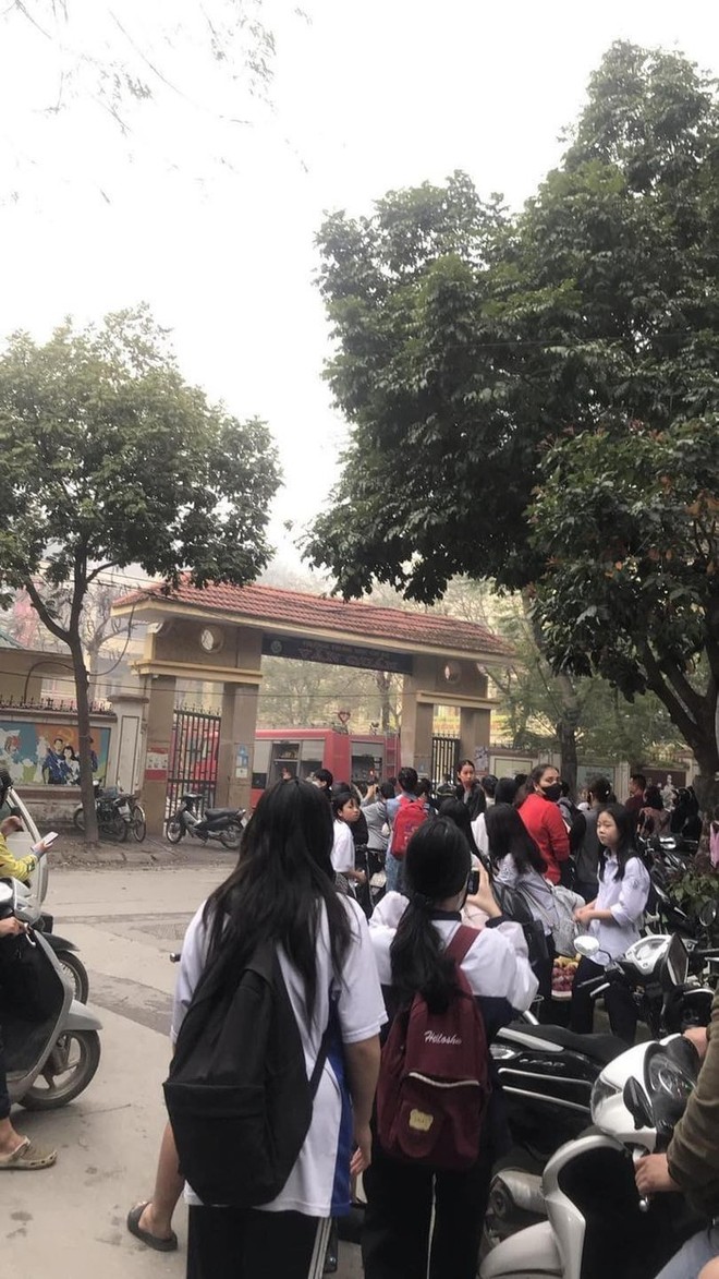 Khói đen nghi ngút từ đám cháy một trường THCS ở Hà Nội, học sinh khẩn trương sơ tán - Ảnh 2.