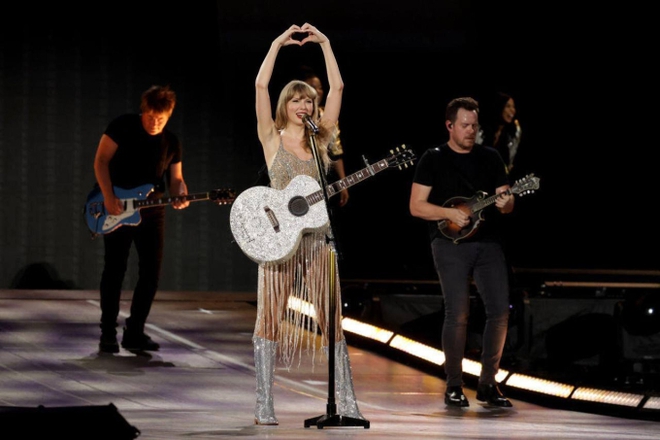 Fan nữ vô tư đu concert Taylor Swift 1 ngày trước khi sinh con: Hết mình vì thần tượng đến mức liều lĩnh? - Ảnh 1. Fan nữ vô tư đu concert Taylor Swift 1 ngày trước khi sinh con: Hết mình vì thần tượng đến mức liều lĩnh? - Ảnh 1.