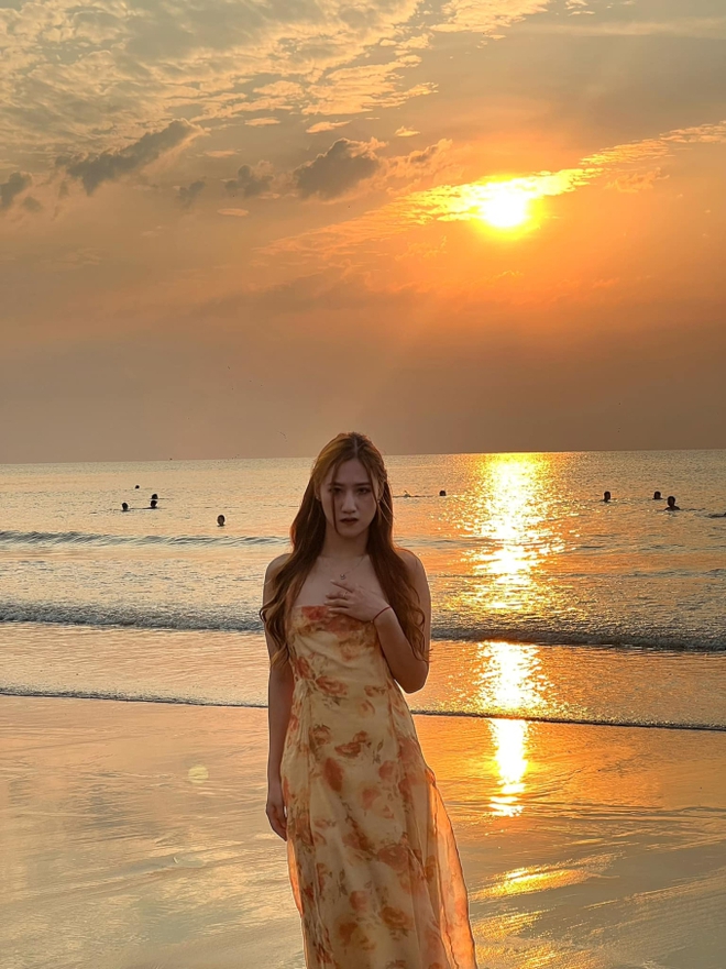 C&ocirc; g&aacute;i b&aacute;n lạp xưởng g&acirc;y x&ocirc;n xao khi treo 51 tấm huy chương trước cửa nh&agrave;, th&igrave; ra l&agrave; hotgirl nhảy cầu - Ảnh 8.