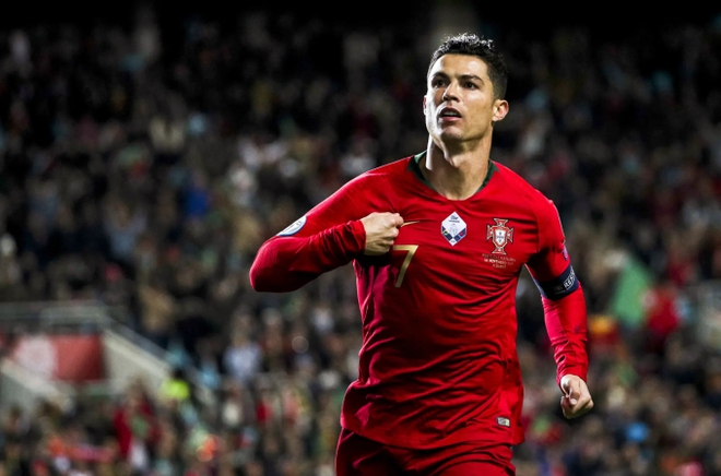 Ronaldo khoe h&igrave;nh tại khu nghỉ dưỡng c&oacute; gi&aacute; 175 triệu/đ&ecirc;m, fan sốc khi thấy đ&ocirc;i ch&acirc;n biến dạng của CR7 - Ảnh 4.