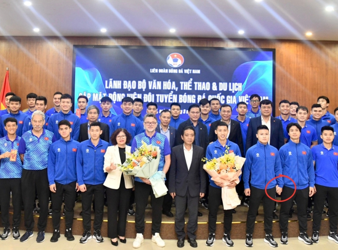 Không phải Chu Thanh Huyền, đây mới là người được Quang Hải nắm tay trước ngày đi thi đấu cùng đội tuyển Việt Nam - Ảnh 1.