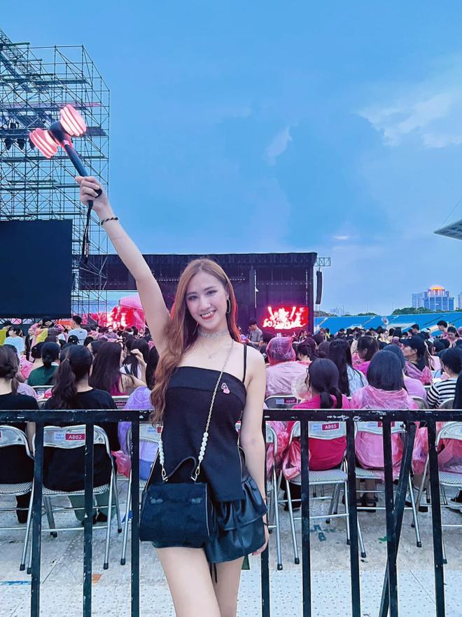 C&ocirc; g&aacute;i b&aacute;n lạp xưởng g&acirc;y x&ocirc;n xao khi treo 51 tấm huy chương trước cửa nh&agrave;, th&igrave; ra l&agrave; hotgirl nhảy cầu - Ảnh 4.