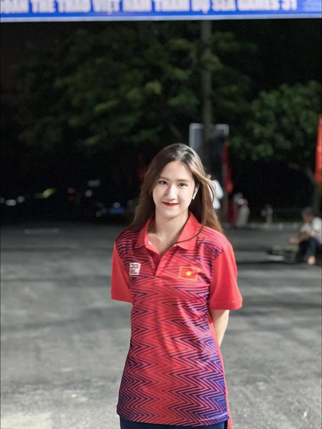 C&ocirc; g&aacute;i b&aacute;n lạp xưởng g&acirc;y x&ocirc;n xao khi treo 51 tấm huy chương trước cửa nh&agrave;, th&igrave; ra l&agrave; hotgirl nhảy cầu - Ảnh 2.