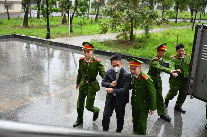 Bắt đầu xét xử cha con Chủ tịch Tập đoàn Tân Hoàng Minh, hàng nghìn bị hại tập trung tham dự - Ảnh 3.