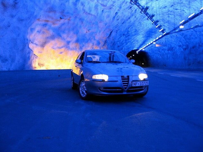 Có một hầm đường bộ dài nhất thế giới ở Na Uy, sở hữu hệ thống ánh sáng mê hoặc - Ảnh 3.