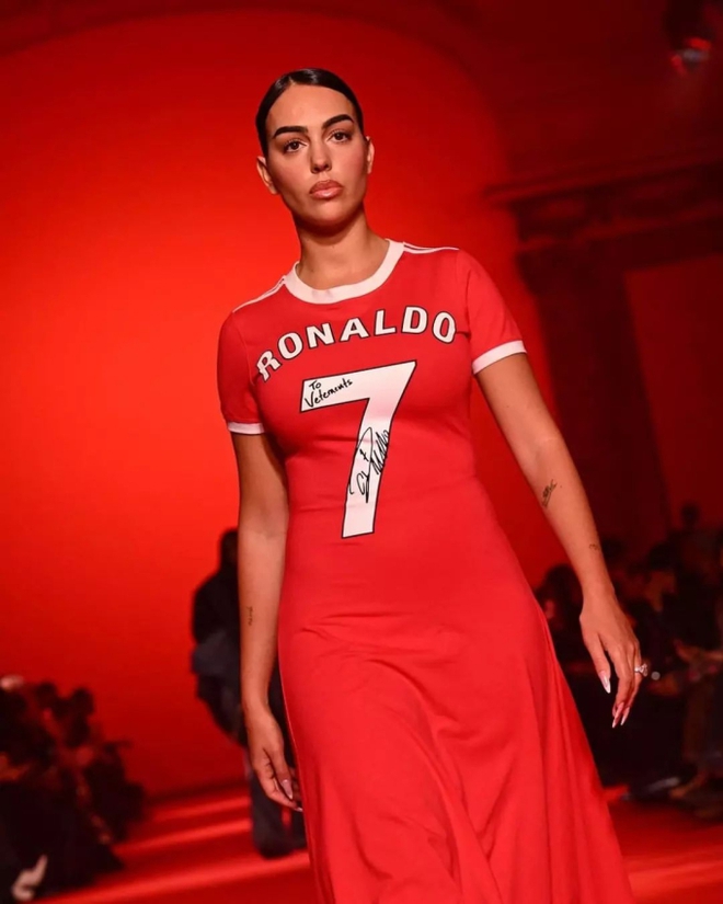 Bạn gái gây sốt khi mặc áo đấu của Ronaldo lên sàn diễn thời trang, được các nhóc tì đi theo ủng hộ hết mình - Ảnh 3.