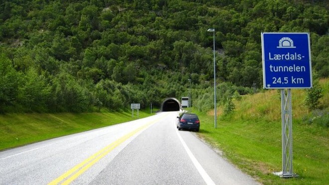 Có một hầm đường bộ dài nhất thế giới ở Na Uy, sở hữu hệ thống ánh sáng mê hoặc - Ảnh 2.
