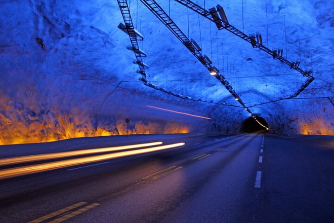 Có một hầm đường bộ dài nhất thế giới ở Na Uy, sở hữu hệ thống ánh sáng mê hoặc - Ảnh 1.