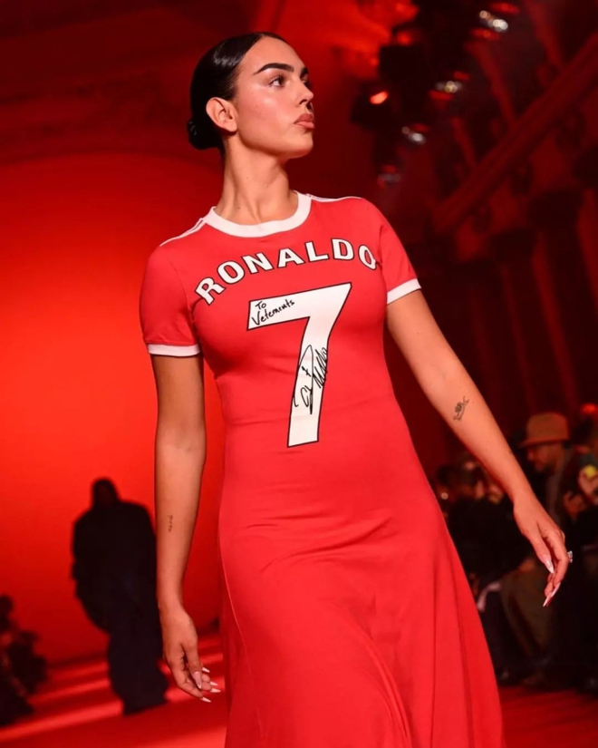 Bạn gái gây sốt khi mặc áo đấu của Ronaldo lên sàn diễn thời trang, được các nhóc tì đi theo ủng hộ hết mình - Ảnh 1.