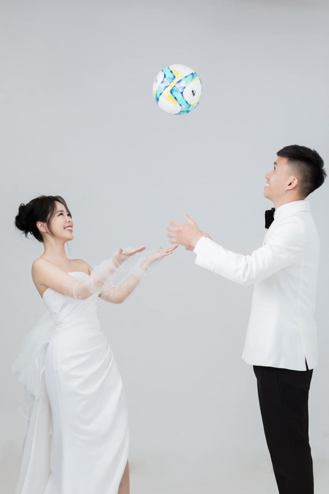 Đồng đội của Công Phượng, Văn Toàn lấy vợ, khoe bộ ảnh cưới đơn giản mà ai cũng phải khen đẹp quá nhỉ - Ảnh 2.