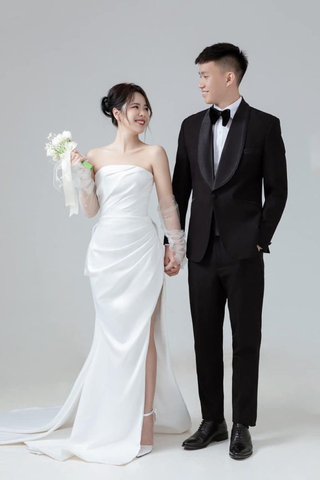 Đồng đội của Công Phượng, Văn Toàn lấy vợ, khoe bộ ảnh cưới đơn giản mà ai cũng phải khen đẹp quá nhỉ - Ảnh 1.