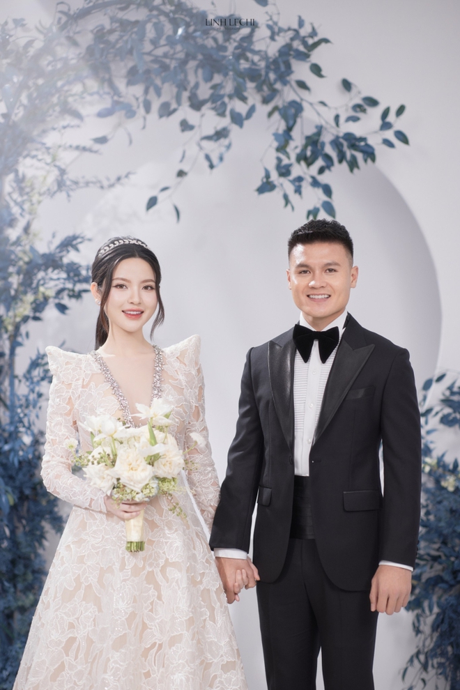 Chu Thanh Huyền bắt được hoa cưới của cặp đôi đình đám, nhờ vía hay cưới được Quang Hải nhưng sự xuất hiện của Hoà Minzy mới gây chú ý - Ảnh 3.