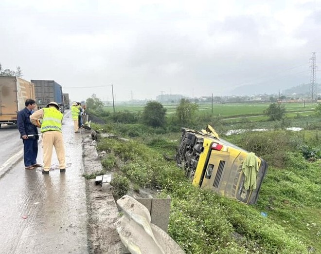 Xe kh&aacute;ch lật tr&ecirc;n đường tr&aacute;nh TP Vinh, 13 người may mắn tho&aacute;t nạn - Ảnh 1.