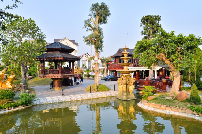 Biệt phủ rộng 10.000m2 như Disneyland thu nhỏ ở Hải Dương, gia chủ d&ugrave;ng trực thăng để đi lại, ri&ecirc;ng kh&ocirc;ng gian thờ c&uacute;ng đ&atilde; to bằng cả ng&ocirc;i nh&agrave; - Ảnh 4.