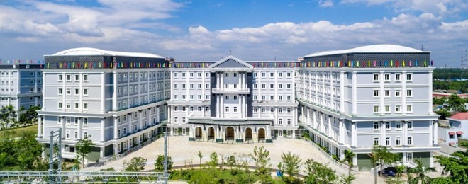 Cho&aacute;ng ngợp với cơ sở vật chất của trường tư đang d&iacute;nh nhiều tai tiếng: Rộng 6,5 ha, c&aacute;c to&agrave; nh&agrave; to như l&acirc;u đ&agrave;i! - Ảnh 1.