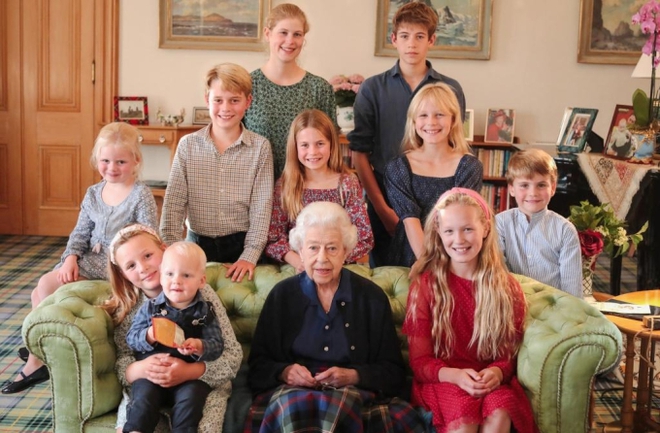 Phát hiện bức ảnh cố Nữ vương Elizabeth II cùng các cháu do Kate chụp cũng bị chỉnh sửa nhiều, do hãng ảnh nổi tiếng thế giới vạch trần - Ảnh 1.