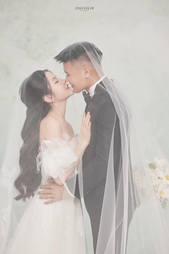 Ảnh cưới của Quang Hải và Chu Thanh Huyền có điểm này giống hệt với ảnh của Đoàn Văn Hậu và Doãn Hải My - Ảnh 2.