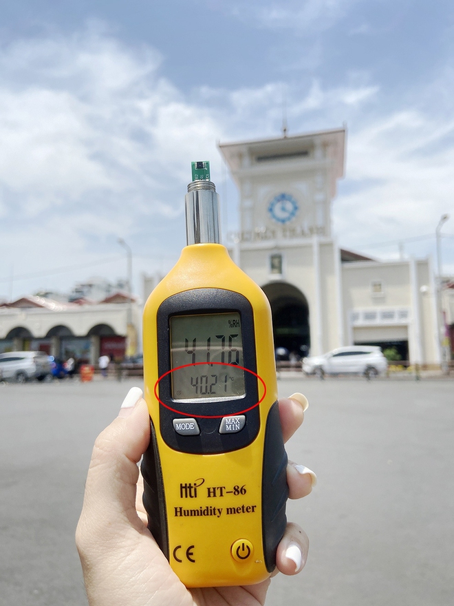 Phát hoảng với nhiệt độ thực tế ngoài trời ở TP.HCM, giữa trưa tia UV cao nhất ở mức rất nguy hại - Ảnh 2.