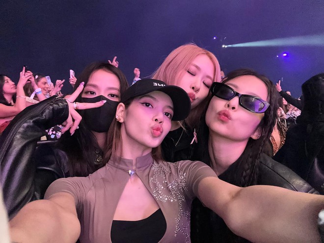 230425-jisoo-instagram-update-with-blackpink-documents-1-171101825759917406762.jpeg