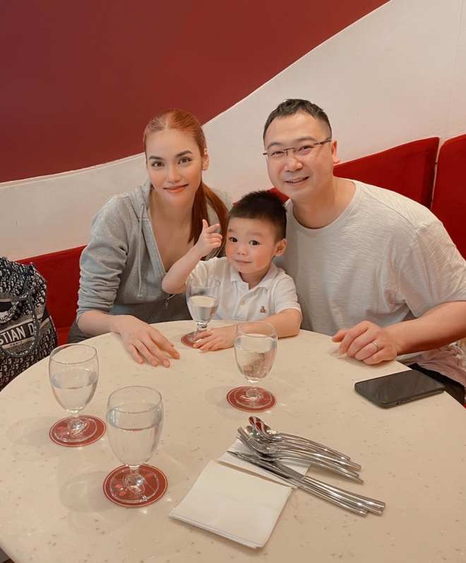 Hoa khôi Áo dài lấy chồng doanh nhân, ở biệt thự dát vàng: Con trai 3 tuổi mới lộ mặt, được mẹ dạy cực khéo - Ảnh 1. Hoa khôi Áo dài lấy chồng doanh nhân, ở biệt thự dát vàng: Con trai 3 tuổi mới lộ mặt, được mẹ dạy cực khéo - Ảnh 1.