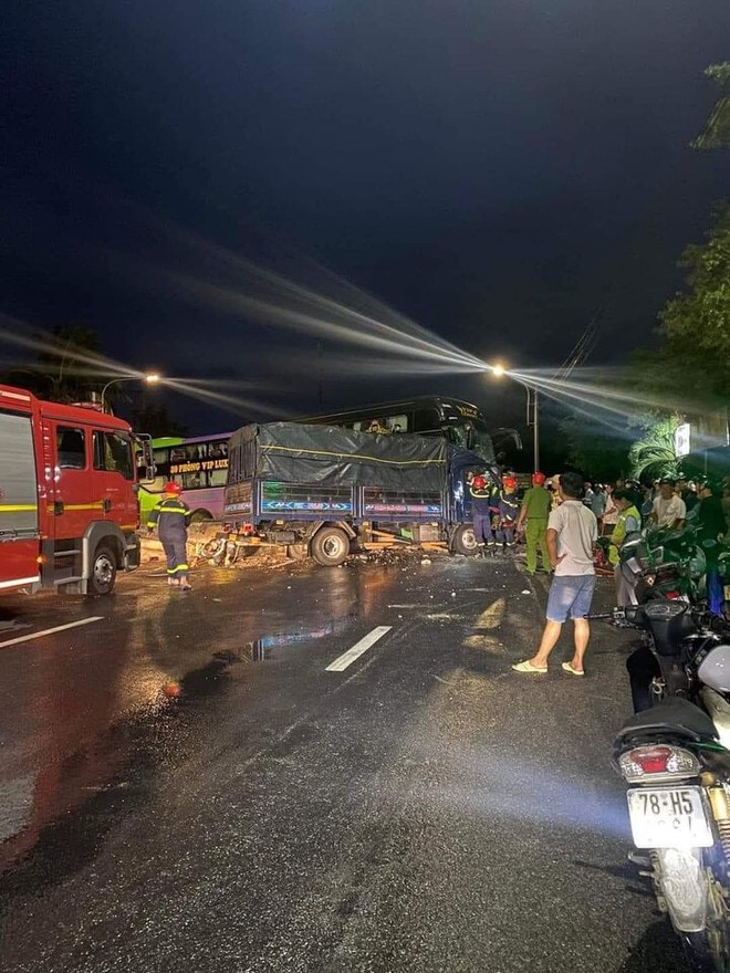 Tai nạn giữa xe khách và xe tải ở Phú Yên, 8 người thương vong - Ảnh 3.