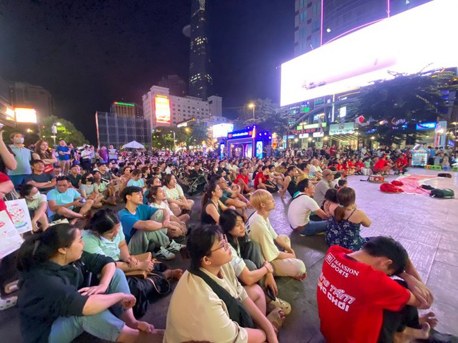 Người hâm mộ hụt hẫng sau trận thua của Đội tuyển Việt Nam - Ảnh 2.
