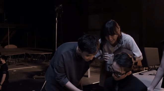 Lộ clip Sơn T&ugrave;ng qu&aacute;t Hải T&uacute; ở hậu trường, c&aacute;ch xưng h&ocirc; đặc biệt v&agrave; th&aacute;i độ g&agrave; cưng g&acirc;y ch&uacute; &yacute; - Ảnh 7.