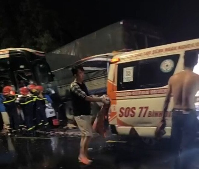 Tai nạn giữa xe khách và xe tải ở Phú Yên, 8 người thương vong - Ảnh 2.