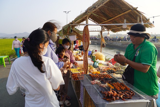 Chợ quê giữa cánh đồng hot rần rần đã hoạt động lại - Ảnh 8.