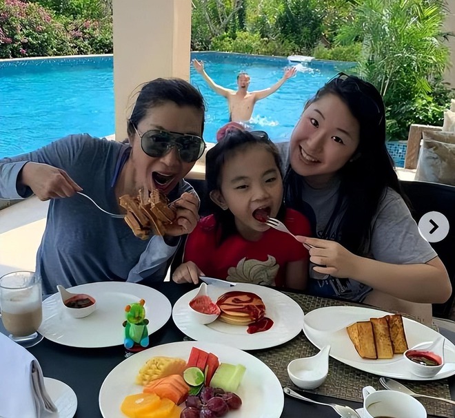 B&ecirc;n trong dinh thự triệu đ&ocirc; của đại minh tinh Dương Tử Quỳnh: Lộng lẫy xa hoa, s&acirc;n vườn hồ bơi ri&ecirc;ng đều c&oacute; đủ - Ảnh 7.