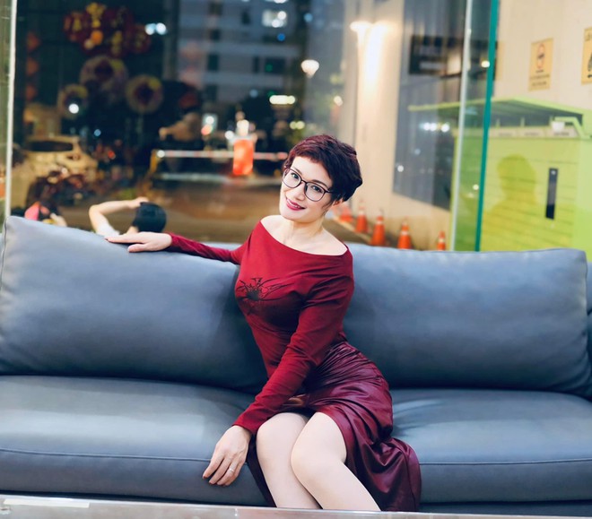Mẹ 2 con U50 chia sẻ b&iacute; quyết eo thon, đường cong chữ S, phong c&aacute;ch kh&iacute; chất, đầy sức sống như g&aacute;i đ&ocirc;i mươi - Ảnh 1.