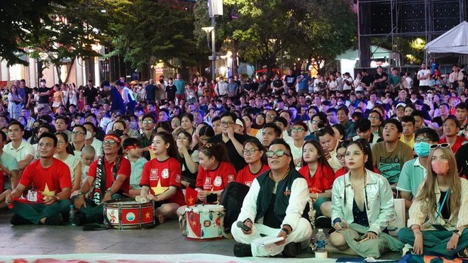 Người hâm mộ hụt hẫng sau trận thua của Đội tuyển Việt Nam - Ảnh 5.