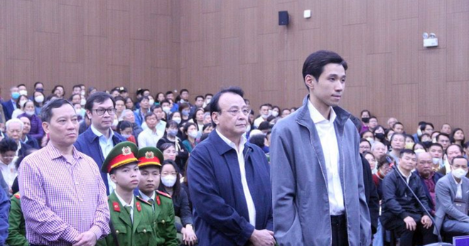 Chủ tịch Tân Hoàng Minh liên tục lau nước mắt khi nghe luật sư bào chữa cho con trai - Ảnh 2.