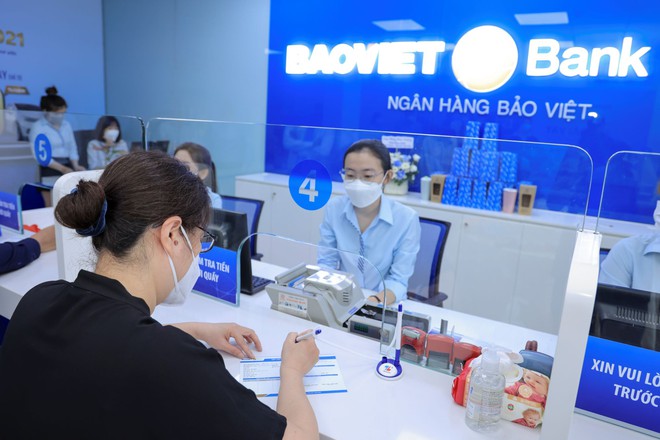 Đang tuyển hàng nghìn nhân sự, lương nhân viên ngân hàng có cao như chúng ta vẫn nghĩ? - Ảnh 1.