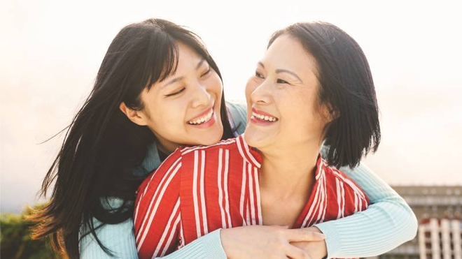 Cưới xong mẹ giữ hết 2,2 tỷ tiền mừng, t&ocirc;i giận đến mức kh&ocirc;ng về thăm nh&agrave; suốt 2 năm: 1 cuộc điện thoại của anh trai đ&atilde; thay đổi tất cả - Ảnh 3.