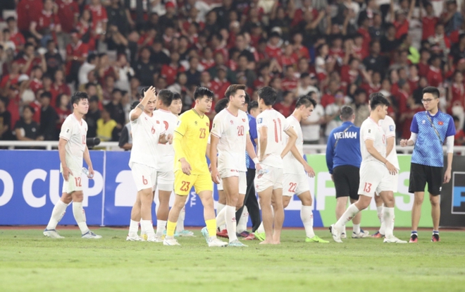 Tuyển thủ Việt Nam buồn bã, cúi đầu sau trận thua Indonesia, trái ngược với màn ăn mừng cực sung của đối thủ - Ảnh 4.