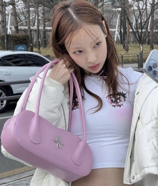 Túi local brand cháy hàng liên tục ở Hàn: Đang xâm chiếm Instagram hội gái xinh, hợp mọi style nhờ phom cool