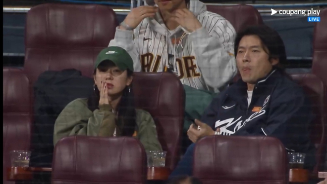 Sao K-biz đổ bộ s&acirc;n b&oacute;ng ch&agrave;y như trẩy hội: Vợ chồng BinJin, Song Joong Ki v&agrave; vợ T&acirc;y, G-Dragon, Cha Eun Woo cũng g&oacute;p mặt - Ảnh 3.