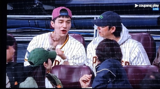 Sao K-biz đổ bộ sân bóng chày như trẩy hội: Vợ chồng BinJin, Song Joong Ki và vợ Tây, G-Dragon, Cha Eun Woo cũng góp mặt - Ảnh 2.