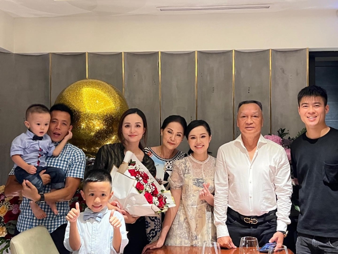 Ái nữ cựu chủ tịch CLB Sài Gòn mới sinh công chúa, em vợ đăng ảnh chúc mừng, Văn Quyết lập tức có phản ứng này - Ảnh 3.