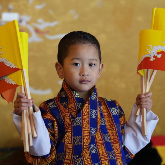 Hoàng tử nhỏ của vương quốc hạnh phúc Bhutan tròn 4 tuổi, hình ảnh mới nhất được hoàng hậu công bố khiến dân tình ngỡ ngàng - Ảnh 2.